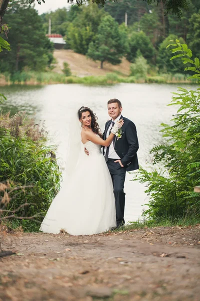 Pasgetrouwden in de buurt van de rivier — Stockfoto