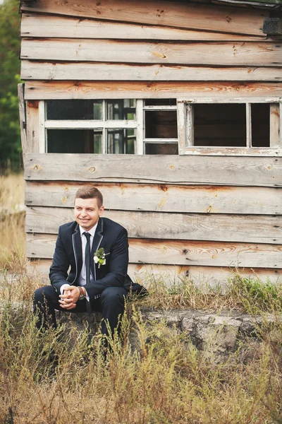 Beautiful bride near the house — Stock Photo, Image