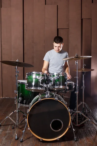 Baterista empinado en el fondo — Foto de Stock