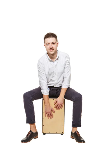 Adam Cajon oynarken