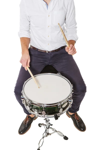 Молодой человек играет на барабане — стоковое фото