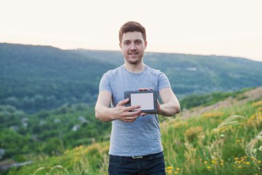 adam bir ebook tutun ve dokunmatik ekran