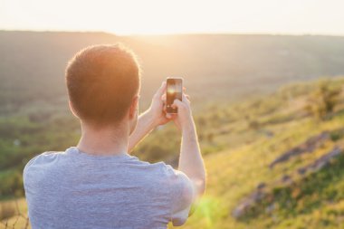 adam bir resim smartphone tarafından alır.