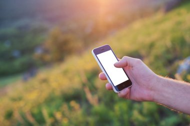 Erkekler sağ el bir telefon tutarak