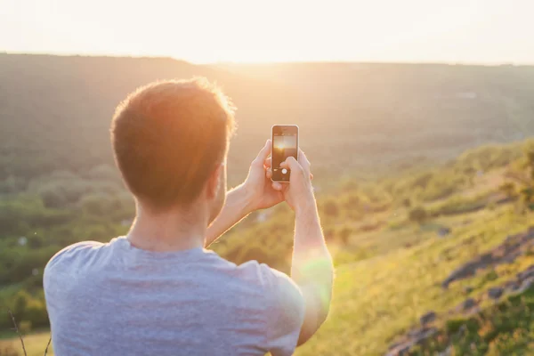 El hombre toma una foto por teléfono — Foto de Stock