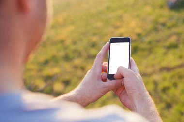 Beyaz bir ekran ile smartphone erkekler ellerini tutun