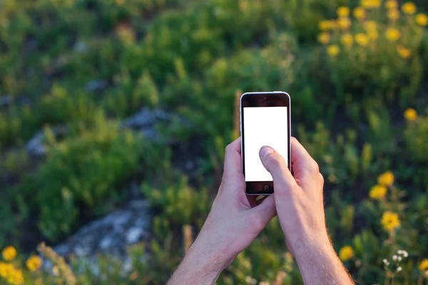 Las manos de los hombres pantalla táctil del teléfono — Foto de Stock