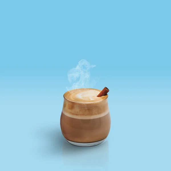 Cappuccino auf blauem Hintergrund — Stockfoto