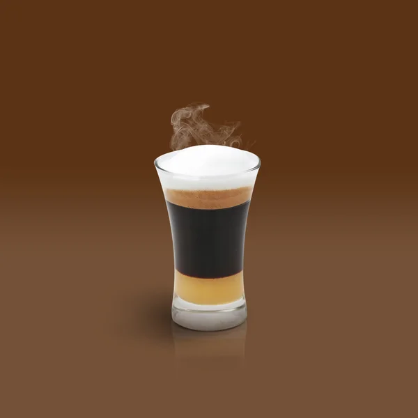 Mokka-Kaffee auf braunem Hintergrund — Stockfoto