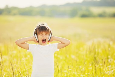 Kulaklıklar üzerinde küçük çocuk