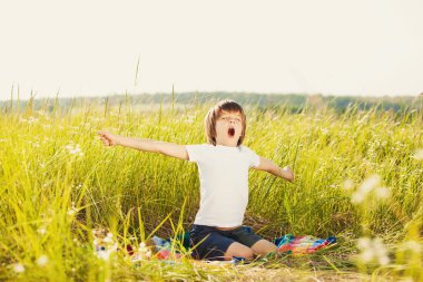 Doğa küçük çocuğa uyanma