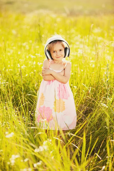 Linda niña con auriculares — Foto de Stock