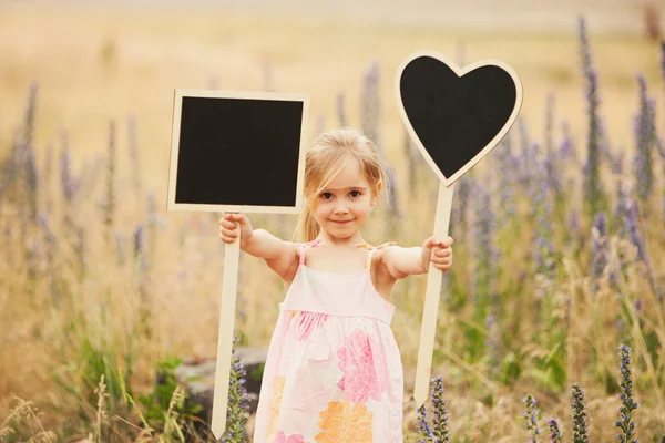 Linda niña con platos en la naturaleza — Foto de Stock