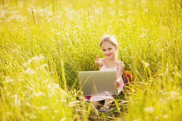 Menina bonito com laptop — Fotografia de Stock