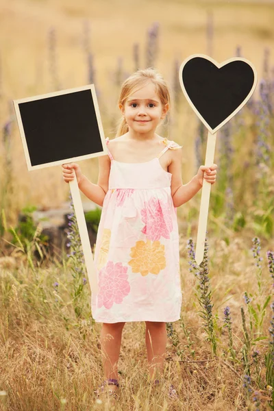 Linda niña con platos — Foto de Stock