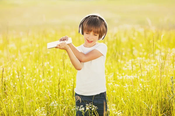 Chico divertido con auriculares — Foto de Stock