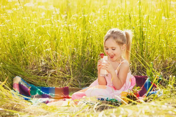 Divertido niña pequeña beber yogur — Foto de Stock