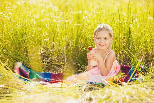 Rolig liten flicka på picknick — Stockfoto