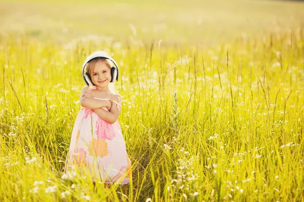 Niña divertida con auriculares — Foto de Stock