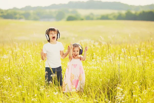 Glada barn på naturen — Stockfoto