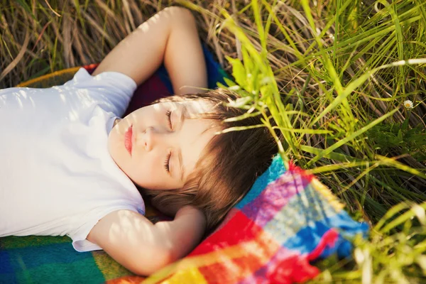 Kis fiú sleepig a kockás — Stock Fotó