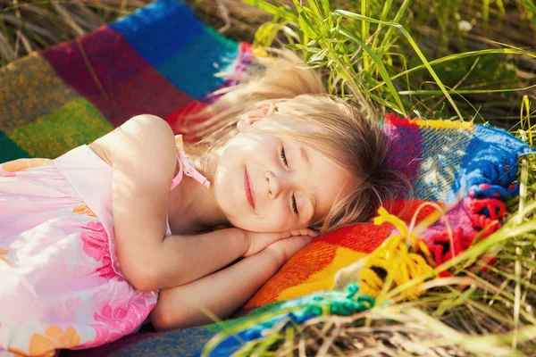 Liten flicka sover på natur — Stockfoto