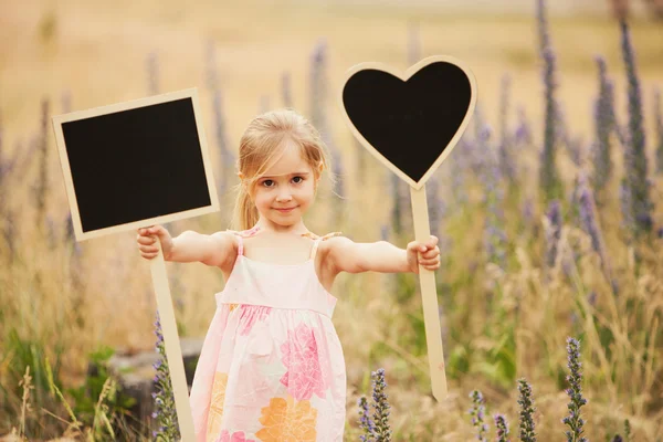 Маленька дівчинка з тарілками — стокове фото