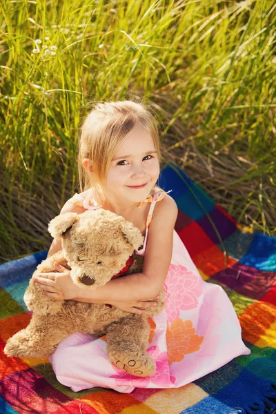 Kislány játékmackóval — Stock Fotó