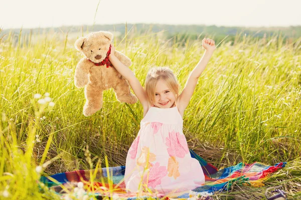 Despertando niña en la naturaleza — Foto de Stock