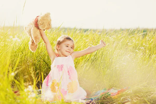 Vaken liten tjej — Stockfoto