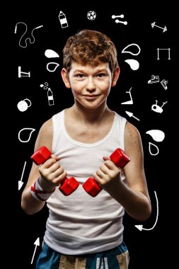 Kızıl saçlı dumbbells ile