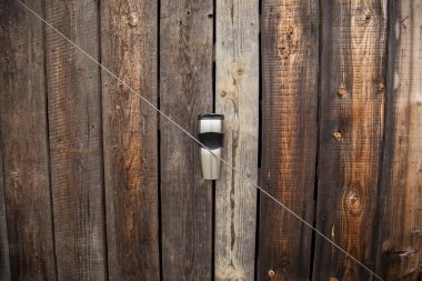 Ahşap bir çit termo Kupası