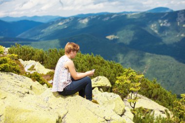 Kadın telefonda müzik dinlemek