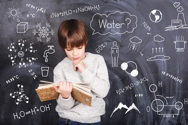 Pequeño niño aprender química — Foto de Stock