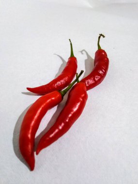 Beyaz arkaplanda kırmızı biber 