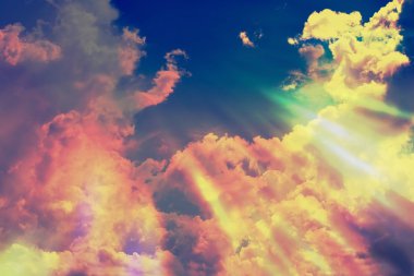 Kayan bulutları closeup ile mavi gökyüzü.