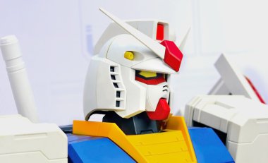 Gundam closeup çekim baş beyaz bir arka plan üzerinde