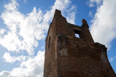 Roma, Appia Vadisi boyunca uzanan Maxentius sirkinin güzel kalıntıları. Güzel bir gökyüzü ve bulutları var..