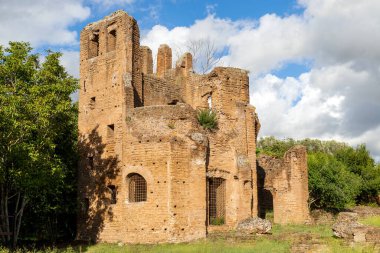 Özellikle Maxentius sirkinin antik kalıntıları Via Appia ya da Appian Way Rome İtalya boyunca, güzel bir güneş, bulutlar ve doğa ile.