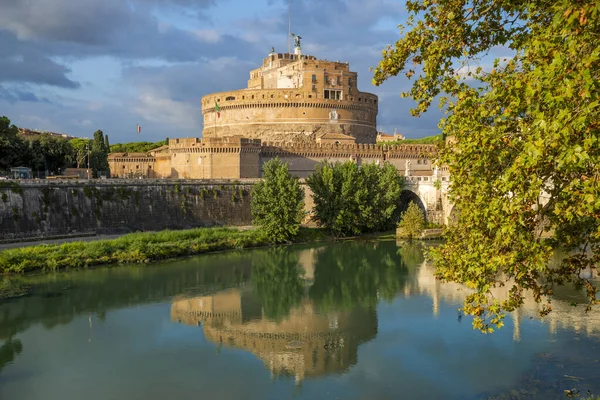 位于梵蒂冈附近的圣安热洛城堡 Castel Sant Angelo 也就是哈德里安陵墓 Mausoleum Hadrian 在秋天的一天 它与天使桥一起在台伯河中反映出来 梵蒂冈 — 图库照片