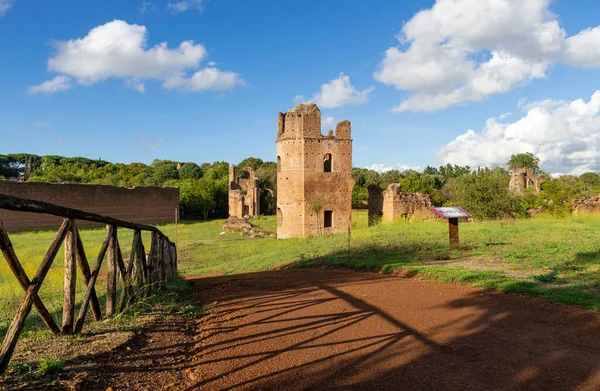 Maxentius Sirki 'nin güzel bir parçası. Girişteki kule. Mavi gökyüzü ve bulutlarla dolu. Appia yolu, Roma, İtalya.