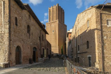 Mercati di Traiano 'nun içinde, kutsal yol milislerin ve kalan binaların ortaçağ kulesinin görüntüsü. Via dei Fori Imperiali, Kolezyum yakınlarında, Roma İtalya.