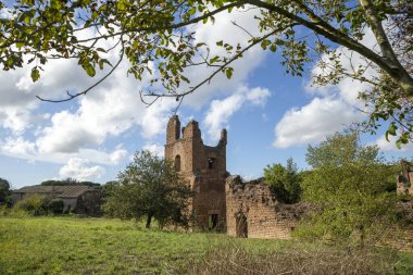 Massenzio Kulesi 'nin çemberi ve Via appia' daki duvarlar, doğa mavi gökyüzü ve bulutlar. Roma İtalya