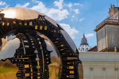 Sfera di Pomodoro, Vatikan 'daki Cortile della Pigna' da heykeltıraş Arnaldo Pomodoro tarafından yaratıldı. Küre içinde küre ya da küre ile küre. Vatikan Müzeleri Roma. İtalya.