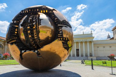 Vatikan 'daki Cortile della Pigna' da heykeltıraş Arnaldo Pomodoro 'nun domates topu. Küre içinde küre ya da küre ile küre. Vatikan Müzeleri Roma. İtalya.