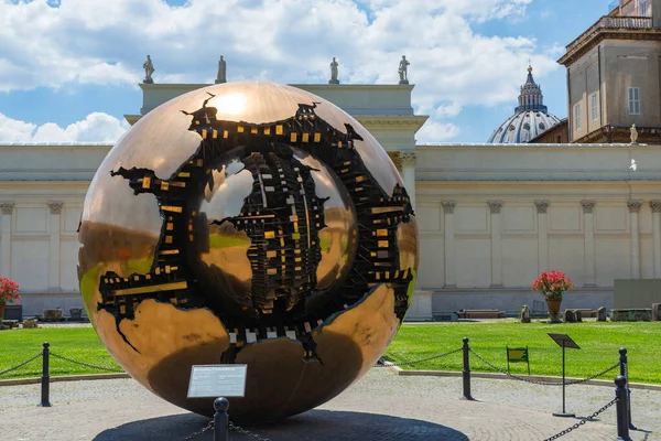 Sfera Pomodoro Una Serie Esculturas Bronce Creadas Por Escultor Arnaldo —  Fotos de Stock