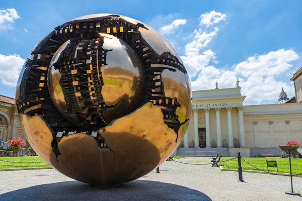 Pelota Tomate Del Escultor Arnaldo Pomodoro Cortile Della Pigna Vaticano —  Fotos de Stock