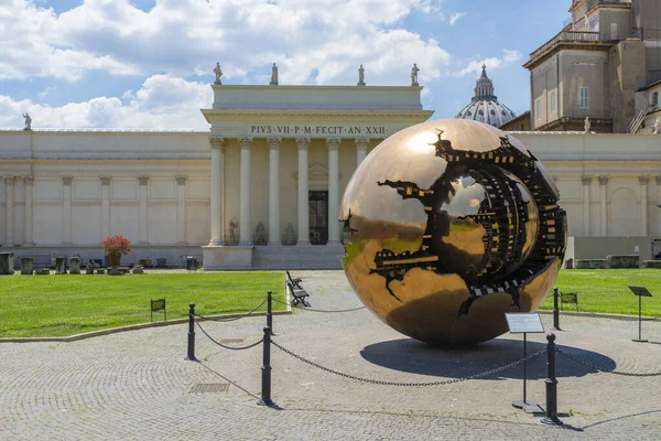 Sfera Pomodoro Serie Bronzen Sculpturen Gemaakt Door Beeldhouwer Arnaldo Pomodoro — Stockfoto