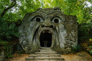 Bomarzo, Viterbo 'daki devin ağzının güzel ön detayları. Parco dei Mostri ya da Sacro Bosco mitolojik hayvanları, tanrıları ve canavarları betimleyen sayısız bazalt heykellerle süslenmiştir..