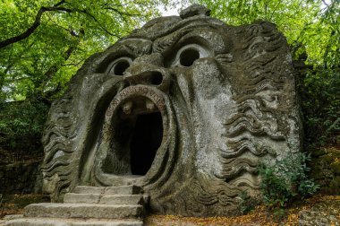 Bomarzo, Viterbo Parco dei Mostri veya Sacro Bosco 'daki devin ağzının ayrıntıları mitolojik hayvanlar, tanrılar ve canavarları betimleyen sayısız bazalt heykellerle süslenmiştir..